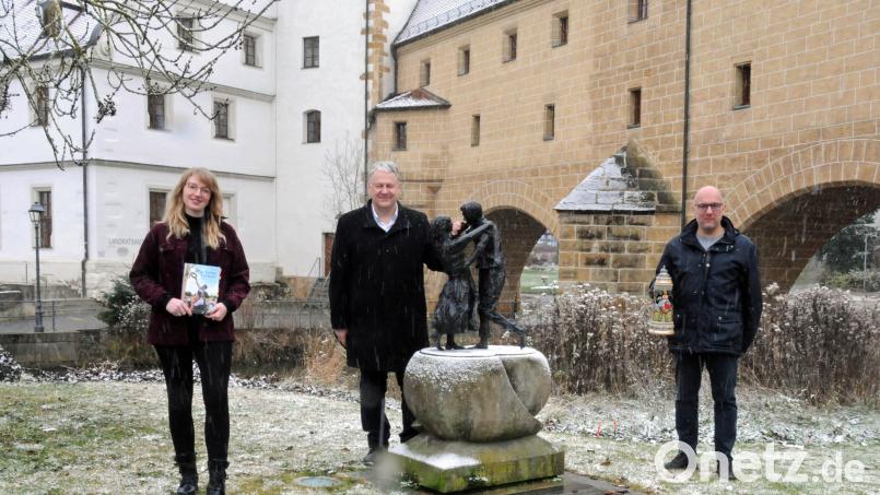 Für die "Kirwa im Amberg-Sulzbacher Land" als Kulturerbe setzen sich (von links) Landkreis-Touristikerin Regina Wolfohr, Landrat Richard Reisinger und der Kreisheimatpfleger für Kirwa, Dieter Kohl ein. Bild: Christine Hollederer