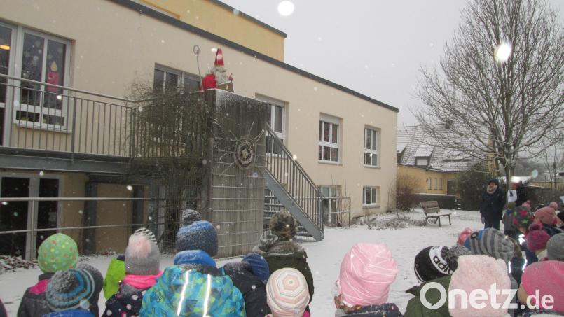 Im Kindergarten St. Hedwig sprach der Nikolaus wieder vom Balkon aus zu den Kindern. Bild: Kindergarten St. Hedwig/exb
