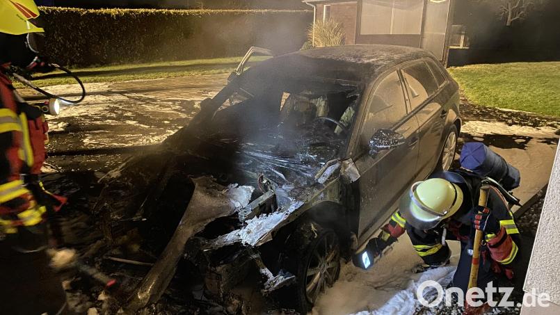 Die Feuerwehren aus Kümmersbruck und Haselmühl mussten am Mittwoch in Köfering ein brennendes Auto löschen. Bild: Florian Schlegel