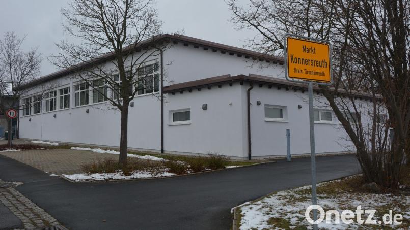 In der Turnhalle finden schon seit längerem die Sitzungen des Konnersreuther Marktrats statt. Nun gibt es erstmals Zugangsbeschränkungen – für Besucher gilt die 3G-plus-Regelung, Mandatsträger und Verwaltungsmitarbeiter sollen auf freiwilliger Basis unmittelbar vor Beginn einen Selbsttest durchführen. Bild: jr