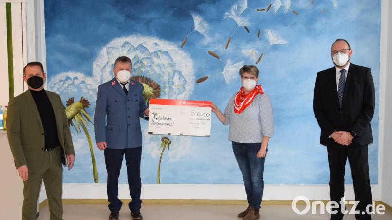 5000 Euro spendeten die Vereinigten Sparkassen Eschenbach-Neustadt-Vohenstrauß für den Ambulanten Hospizdienst Weiden-Neustadt/WN. Bei der Übergabe war auch Landrat Andreas Meier (rechts) mit dabei. Bild: LRA Neustadt a.d.Waldnaab/Marcel Weidner/exb