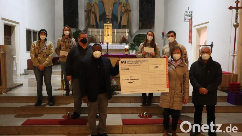 Zweite Vorsitzende Waldtraud Sperber (vorne, Mitte) und Kassier Norbert Kranz (vorne, rechts) überreichten Spenden an die Pfadfinder Windischeschenbach , an die Pfadfinder Neuhaus, an Pfarrvikar Dr. Edwin Ozioko und an Stadtpfarrer Hubert Barte. Bild: wrm