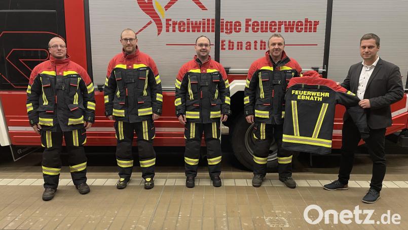 Das Bild zeigt die Übergabe der neuen Schutzanzüge: Bürgermeister Wolfgang Söllner (von rechts), Kommandant Gerhard Horn, stellvertretender Kommandant Michael Knott und die Atemschutzwarte Benjamin Markhof und Alexander Hecht. Bild: soj