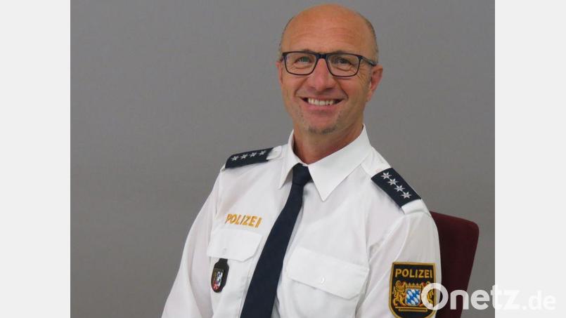 Kennt Auerbach bislang bloß vom „Durchfahren“, will das aber schnell ändern: Für den Tirschenreuther Thomas Dietrich ist der Posten als Chef der Auerbacher Inspektion ein langersehntes Karriereziel. Bild: Polizeiinspektion Auerbach/exb