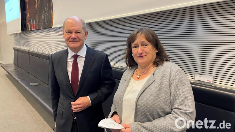 Der neue Kanzler und die Parlamentarische Geschäftsführerin der SPD-Fraktion im Bundestag, Marianne Schieder. Bild: Büro Marianne Schieder