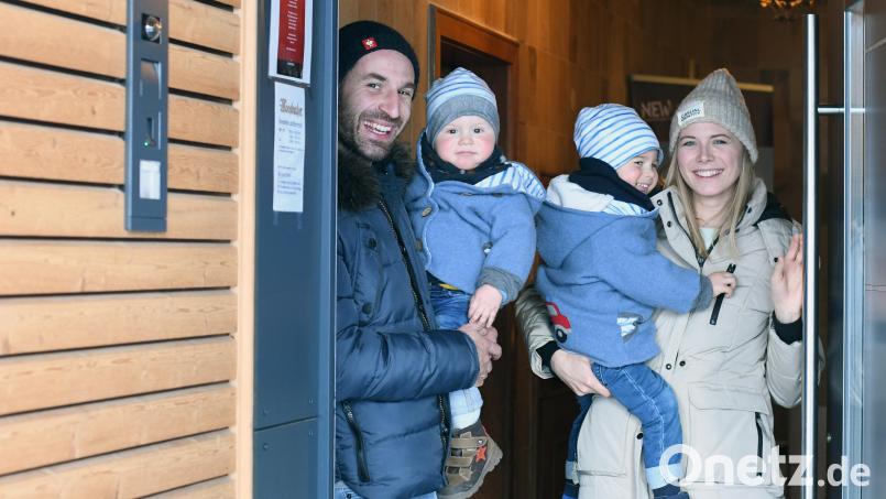 Familie Scheuerer: Papa Uli mit Vincent (1) und Mama Susanne und Ludwig (2). Bild: Gabi Schönberger