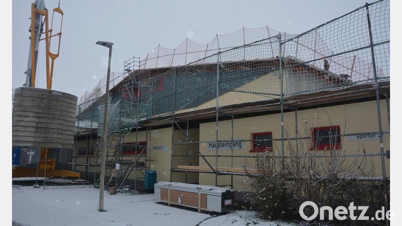 Wegen der laufenden Sanierungsarbeiten ist die Eishalle Mitterteich rundum eingerüstet. Anders als zunächst geplant, wird es in der Saison 2021/22 keinen Betrieb mehr in der Halle geben. Bild: jr