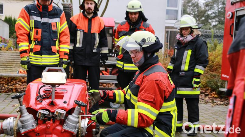 Eine der Übungen: Ein Maschinist muss auch eine Tragkraftspritze bedienen können. Bild: egl