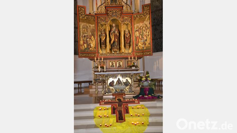 Die Stufen zum Altar mit Lichtern dekoriert Bild: mrb