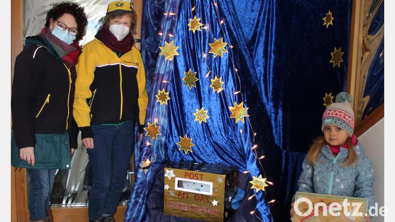 Kinder und Eltern warfen über 100 Wunschzettel in den Postkasten des Christkinds im Kindergarten St. Elisabeth. Bild: fks