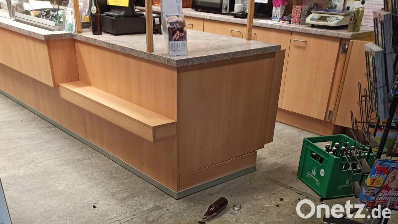 Der Altendorfer Dorfladen nach der Attacke. Der Bierkasten rechts im Bild war dem jetzt Beschuldigten aus der blutenden Hand gerutscht. Archivbild: Georg Köppl