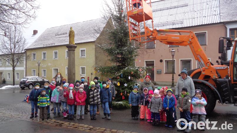Die Kinder haben ihre Arbeit getan, rechts die Kindergartenkinder mit ihren Betreuerinnen und die Kinder der Mittagsbetreuung. Bild: amö
