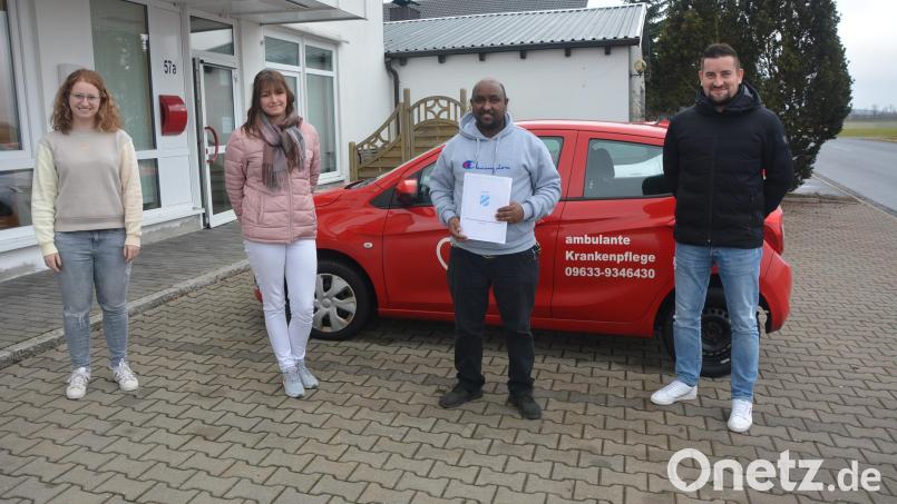 Yonas Fekadu (Zweiter von rechts) hat seine Ausbildung zum Altenpflegefachhelfer mit herausragendem Ergebnis geschafft. Klar, dass ihn die Ambulante Krankenpflege der Arbeiterwohlfahrt gerne ins Team übernommen hat. Zum Erfolg beigetragen haben (von links) Annalena Fink, Melanie Kleinpeter und Pflegedienstleiter Michael König. Bild: jr