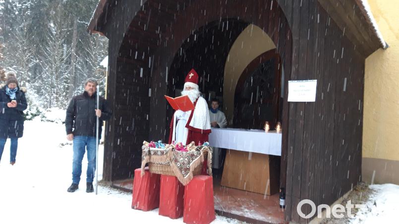 Der Nikolaus zu Besuch in Mähring an der St.-Nikolaus-Kirche. Bild: Pfarrei Mähring/exb