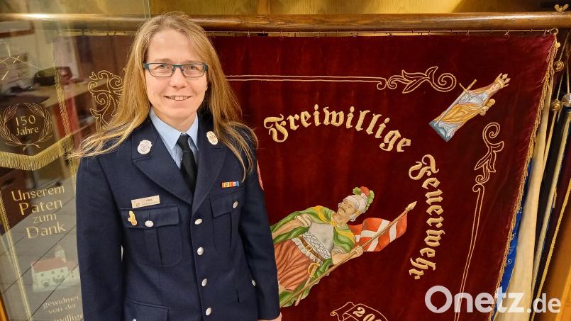 Josefine Duscher, hier vor einer Fahne im Iffelsdorfer Feuerwehrhaus, ist seit diesem Jahr Kreisbrandmeisterin mit Sonderaufgabe Aus-und Fortbildung und die erste und einzige Frau in der Führungsspitze des Kreisfeuerwehrverbandes. Bild: bl