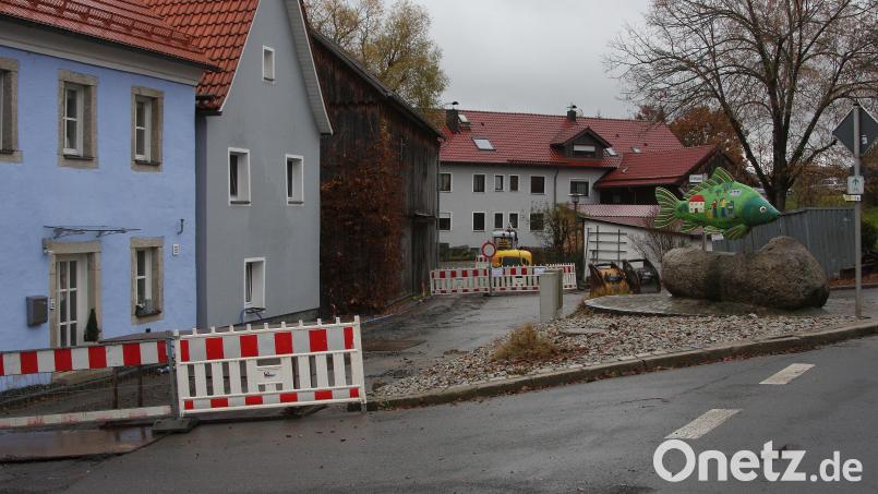 Rot-weiße Absperrungen - wie hier an der Ecke Premenreuther Straße/Färbergasse - prägen vielerorts das Bild in Falkenberg. Bild: wro
