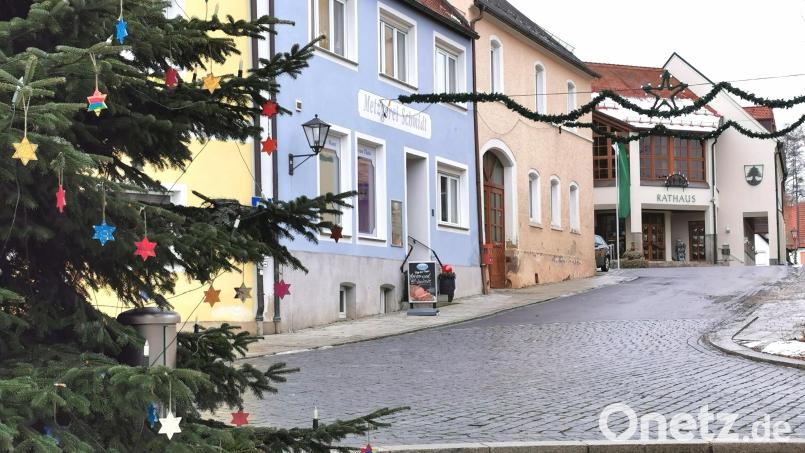 Als einzige von fünf Metzgereien rund um den Oberviechtacher Marktplatz hat nur der „Forster-Metzger“ (Georg Schmidt, blaues Haus) mit Laden und Schlachthaus in Nachbarschaft zu Rathaus und Kirche überlebt. Bild: Portner