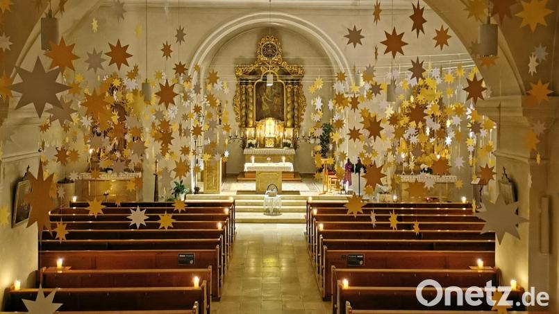 &quot;Advent der 1000 Sterne&quot; in St. Vitus Ursensollen: Abends werden die Sterne beleuchtet und Kerzen angezündet. Bild: Theresa Popp/exb