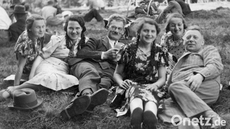 Direktor Alois Mayer (Mitte) mit Freunden und Familie. Ganz rechts ist der ehemalige Neustädter Gendarm Nikolaus Haslbeck zu sehen. Links neben Haslbeck sitzt seine Tochter Berta, die 1947 in den Benediktinerorden im Kloster Neustift /Ortenburg eintrat und im August 100. Geburtstag feierte.

Das Bild entstand 1938 bei einem Betriebsausflug der Firma Nachtmann. Archivbild: Stadtarchiv Neustadt/WN/exb