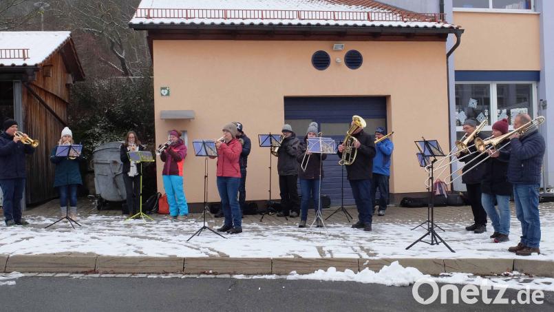 Bläser des Posaunenchors musizierten in Illschwang an verschiedenen Stationen, zum Beispiel hier vor der Grundschule. Bild: no