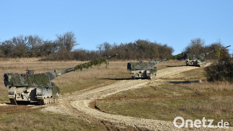 Eine Panzerhaubitze 2000 in der Feuerstellung beim Schießen. Bild:  Selina Bischoff/exb