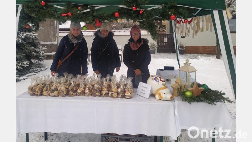 Nicht lange dauerte es, bis (von links) Viola Hagerer, Katrin Fischer und Andrea Mackenstein vom Elternbeirat alle Plätzchen am Marktplatz verkauft hatten. Bild: wku