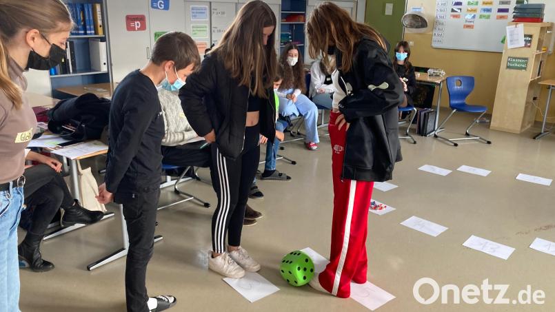 Die Mittelschüler erfahren spielerisch, was Gerechtigkeit bedeutet.