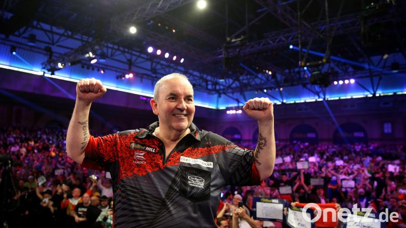 Rekordweltmeister Phil Taylor ist der prominenteste Darts-Profi, der im Februar nach Weiden kommt. Archivbild: Steven Paston/dpa