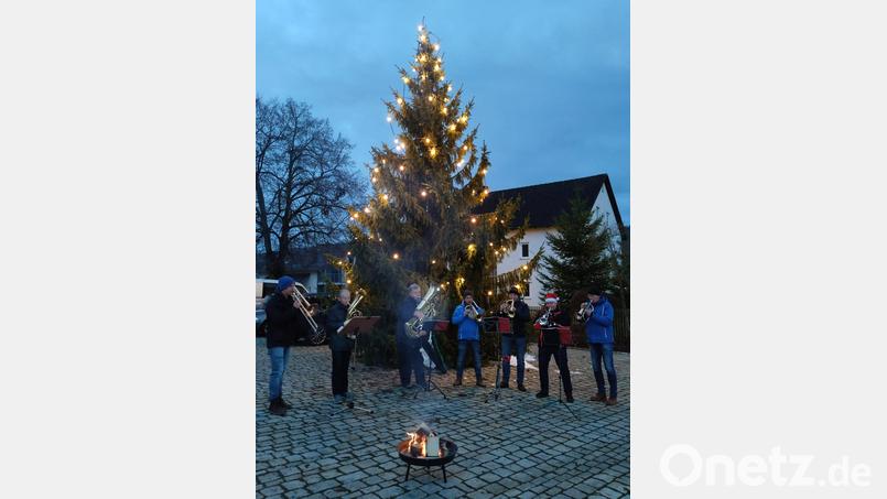 Sieben Musikanten am Zweiten Advent: Die Hammerbachtler Blousn sorgte am Sonntag in Freudenberg für eine vorweihnachtliche Überraschung. Bild: gri