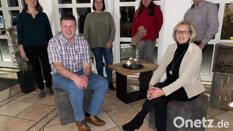 Bei den Neuwahlen wurden die Vorsitzende Petra Waldhauser (sitzend, rechts) und ihr Stellvertreter Marco Kind (sitzend, links) einstimmig bestätigt. Dahinter von links: Beisitzerin Ulrike Zitzmann, Schriftführerin Anja Schmidt, Beisitzerin Yvonne Nicklas und Schatzmeister Thomas Sperber. Bild: u