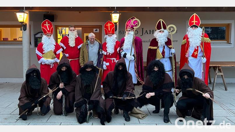 Die Nikoläuse und finsteren Krampusse mit dem Organisator der Nikolausaktion, Josef Popp. Bild: tmh