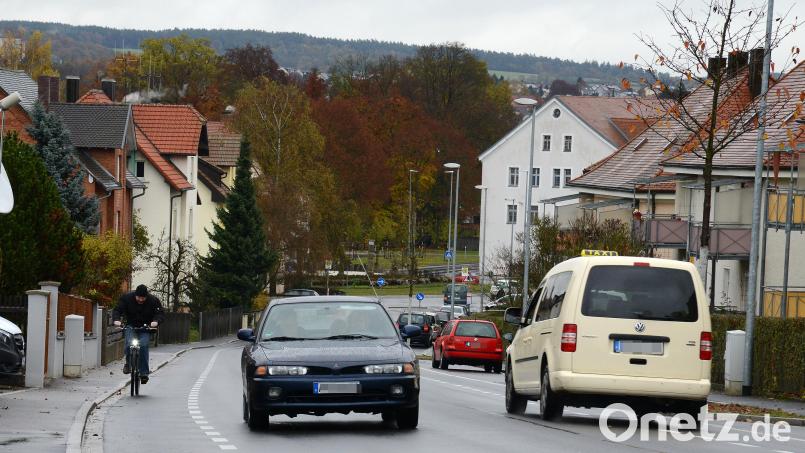 Sicherheitsstreifen für Radfahrer existieren in Amberg bereits an verschiedenen Straßen (wie hier an der Sebastianstraße). Doch das Verkehrsnetz für Radler soll unbedingt ausgebaut werden. Bild: Petra Hartl