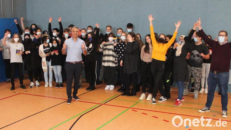 Schülerinnen und Schüler aus Pressath zeigen sich begeistert von Motivationscoach Osman Citir. Organisiert hatte den Projekttag Jan Wiltsch (rechts). Bild: Hans Walter/exb