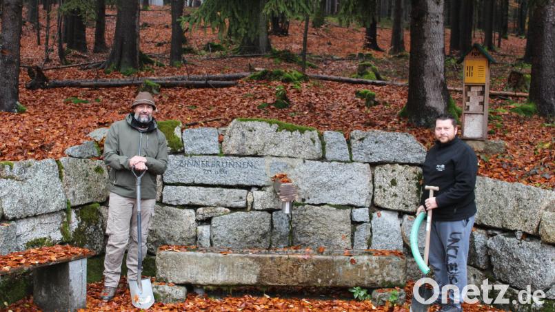 Carsten Rohleder (links) und Markus Newald, die beiden Markierungswarte des FGV, haben dafür gesorgt, dass der Zinnenbrunnen am Scheibenberg wieder frisches Trinkwasser spendet. Bild: ld