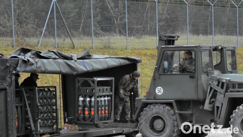 Zwei Soldaten verladen Munition für die Haubitzen. Bild: Selina Bischoff/exb