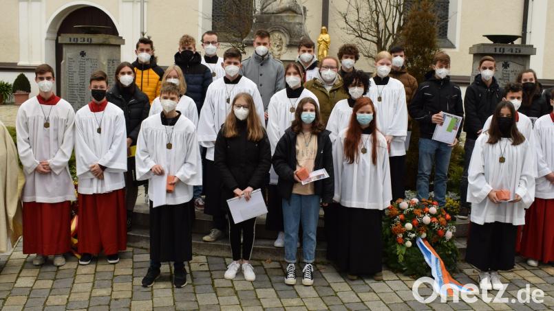 Ein Umbruch vollzieht sich bei den Pfreimder Ministranten. Pfarrer P. Georg Parampilthadathil (links) verabschiedete 21 Messdiener aus der Gemeinschaft der Ministranten Bild: hir