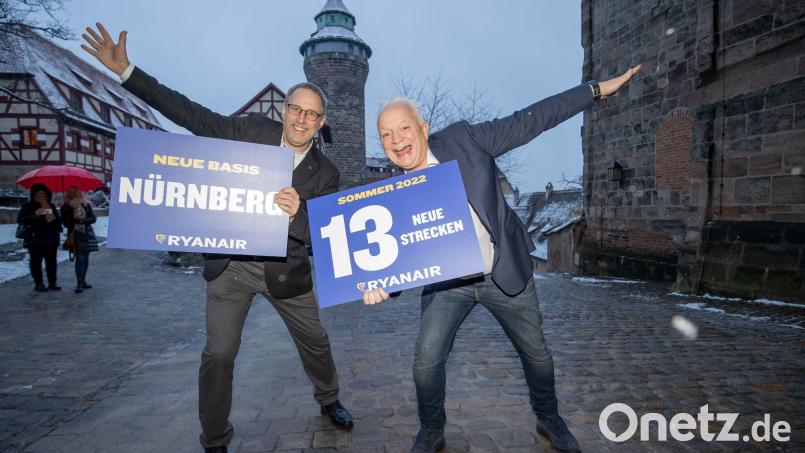 Edward Wilson (rechts) und Michael Hupe stehen am Rande einer Pressekonferenz zum Ausbau einer Basis in Nürnberg an der Kaiserburg. Bild: Daniel Karmann/dpa