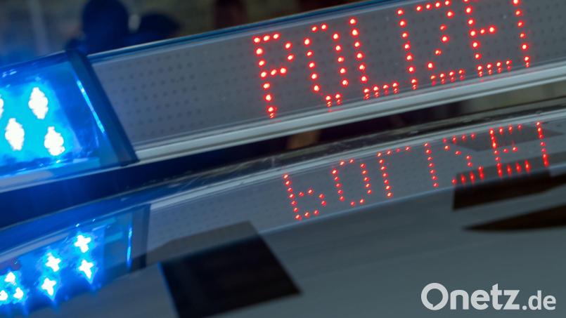 Die Polizei sucht Zeugen einer Unfallflucht an der Ackerstraße in Weiden. Symbolbild: Jens Büttner/dpa-Zentralbild/dpa