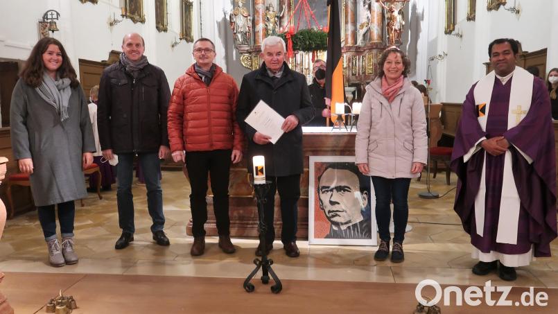 Die Kolpingsfamilie Vilseck ehrte langjährige Mitglieder (von links): Vorstandsmitglied Bettina Götz, die Geehrten Robert Götz, Karl Ruppert und Franz Eschenwecker, Bannerträger Peter Friedrich, Vorstandsmitglied Hildegard Seegerer-Thiel und Präses Pater Robin Xavier. Bild: rha
