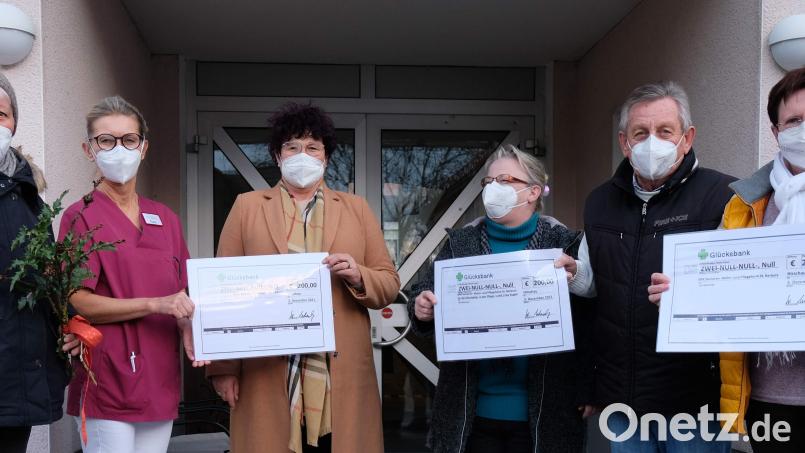 Seit 1999 kommt eine Delegation des Förderkreises Altenhilfe am Barbara-Tag ins BRK Seniorenwohn- und Pflegeheim St. Barbara mit Geschenken im Gepäck. Dieses Mal übergaben der Vorsitzende Werner Schulz (Zweiter von rechts) seine Stellvertreterin Hildegard Kohl (links) und 2. Bürgermeisterin Bärbel Birner (rechts) drei 200-Euro-Schecks an Heimleiterin Astrid Geitner (Dritte von links), Pflegedienstleiterin Patricia Kugler (Dritte von rechts) und die stellvertretende Tagespflege-Leiterin Gabi Riß (Zweite von links). Bild: u