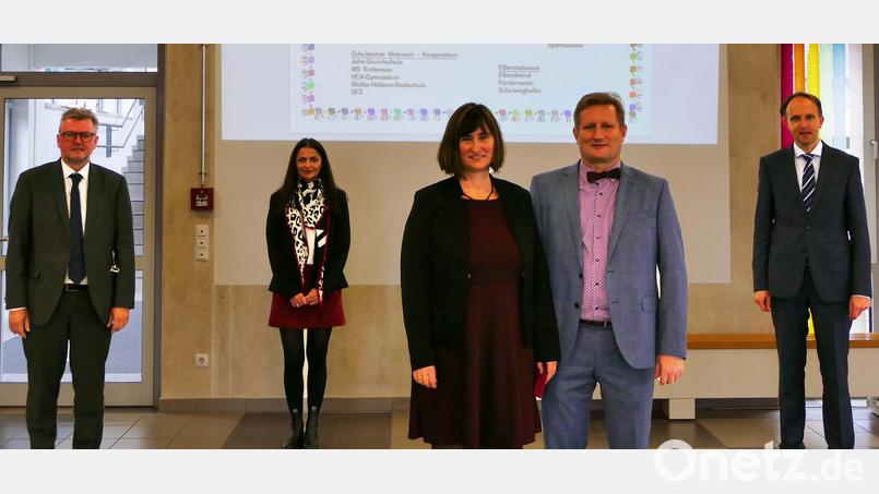 Bei der Amtseinführung: (von links) Bürgermeister Michael Göth, Konrektorin Daniela Schön, Rektorin Claudia Hammer mit ihrem Ehemann sowie Schulamtsdirektor Stephan Tischer. Bild: wbe