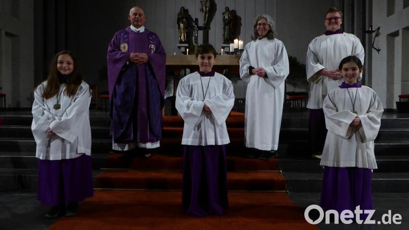 Ebenfalls neu in die Riege der Ministranten aufgenommen wurden Melina Schieder (vorne von links), Johannes Fleischmann und Eva Ostrowsky. Ihnen gratulierten Pfarrer Peter Brolich (hinten von links), Gemeindereferentin Waltraud Dobmann und Gruppenleiter Daniel Heß. Bild: exb