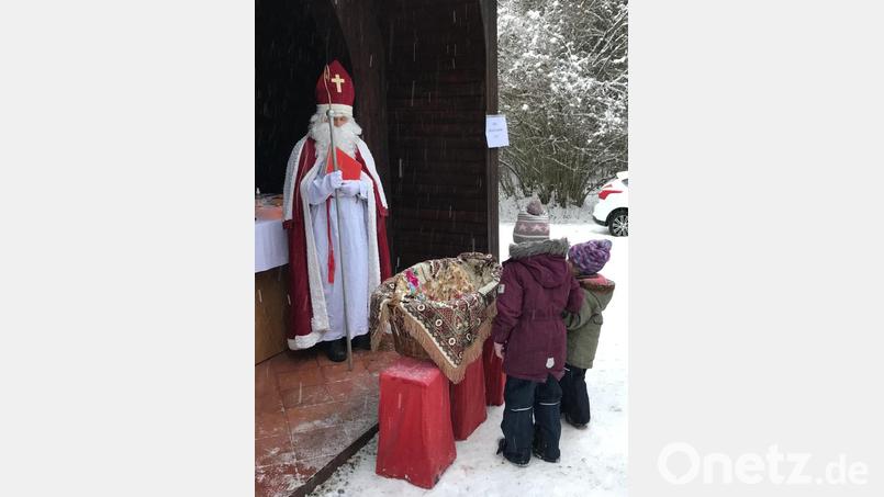 Der Nikolaus brachte Geschenke für die Kinder mit. Bild: Pfarrei Mähring/exb