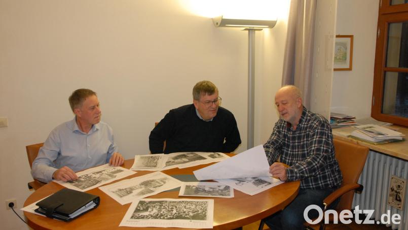 Heimatpfleger Josef Popp stellte im Rathaus den neuen Heimatkalender vor. Die beiden Bürgermeister Peter Braun und Mathias Huger waren begeistert. Bild: pop