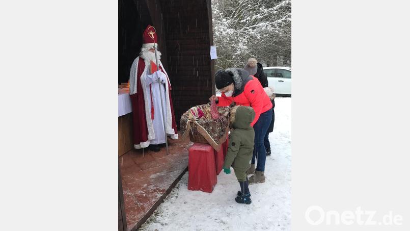 Geschenke werden an die Kinder verteilt. Bild: Pfarrei Mähring/exb