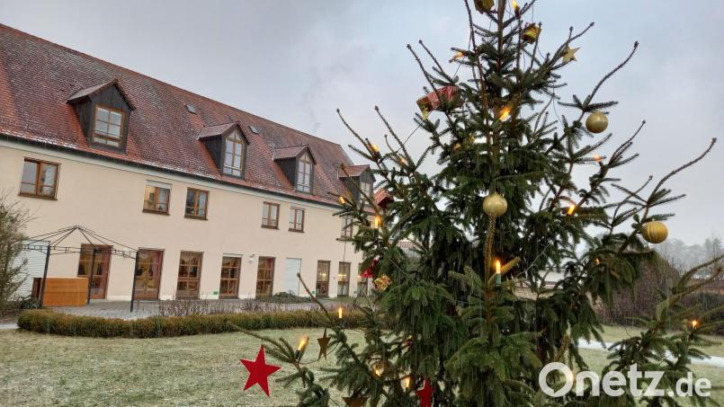 Vor dem Altenheim Pfreimd steht der Weihnachtsbaum, den der OWV spendiert hat. Bild: bl
