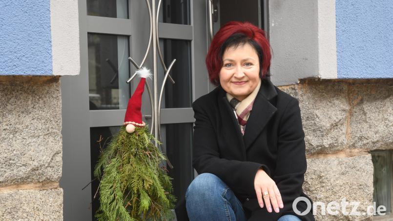 Bei Sandra Koos steht vor der Tür ein kleiner Baum mit Zipfelmütze und im Wohnzimmer leuchtet bereits im Advent ein Weihnachtsbaum. Bild: Gabi Schönberger