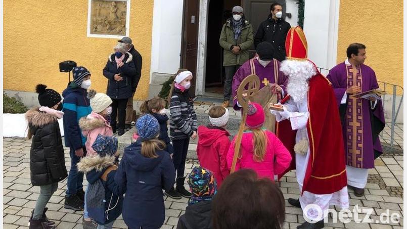 Der Nikolaus hatte alle Hände voll zu tun. Unterstützt wurde er dabei von Diakon Rudolf Hoffmann und Pfarrer Pater Anish George. Bild: soj