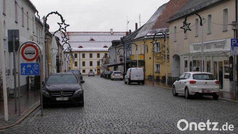 Die Außengastronomie in der Prinzregent-Luitpold-Straße (Bild) mit entsprechenden Aufbauten auf dem Gehweg über das Sommerhalbjahr hinaus monierte CSU-Stadtrat und Zweiter Bürgermeister Karlheinz Hoyer in der Sitzung am Montag. Bild: pz