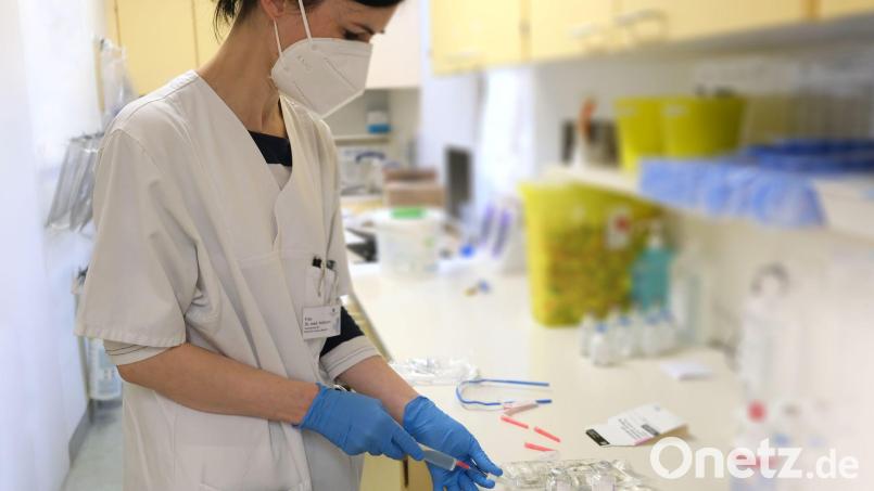 Dr. Nadine Hofmann von der Klinik für Innere Medizin I bereitet die Infusion für die Antikörper-Therapie vor. Bild: Klinikum/Wahn/exb